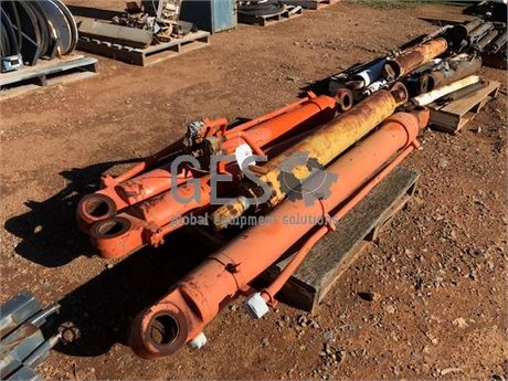 UNRESERVED - Hydraulic Cylinders x 4 Item ID: 3537