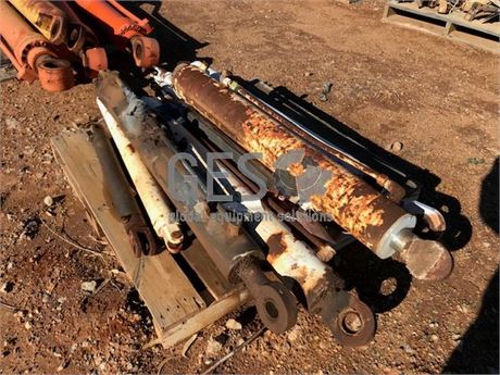 UNRESERVED - Hydraulic Cylinders x 8 Item ID: 3538