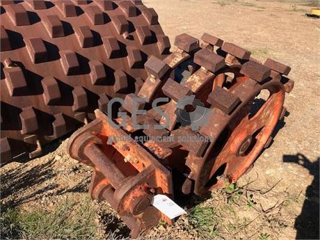 UNRESERVED - ~600 mm Pad Foot Trench Roller Excavator Attachment Item ID: 3570