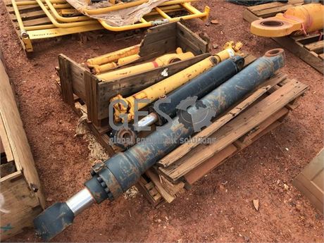 Caterpillar Pallet Cylinders, Accumulator & Drive Shafts As Is to suit 740 x 4