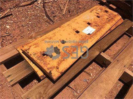 Caterpillar Pallet of Dozer Cutting Edges Part 7T-6678 x 2