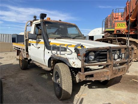 2000 Toyota HZJ79R Tray Back Utility non operational and rusted