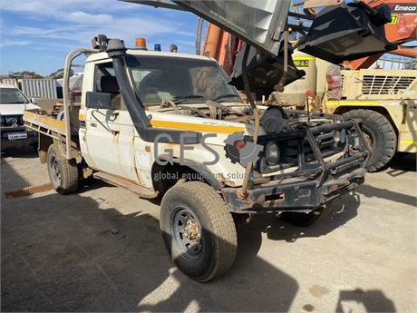 2004 Toyota HZJ79R tray back utility no engine and rusted