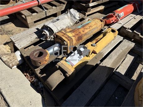 Caterpillar R1300 and R2900 steer cylinders