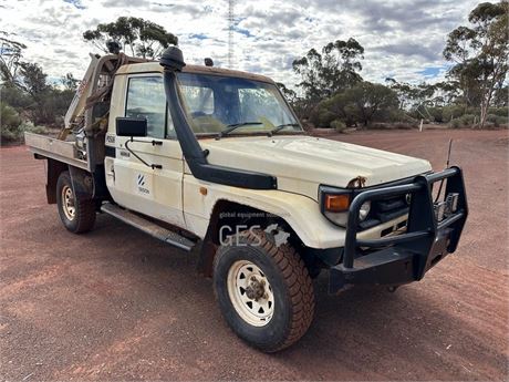 2005 Toyota HZJ79R Land Cruiser Tray back ute with Kevrek crane rust in chassis
