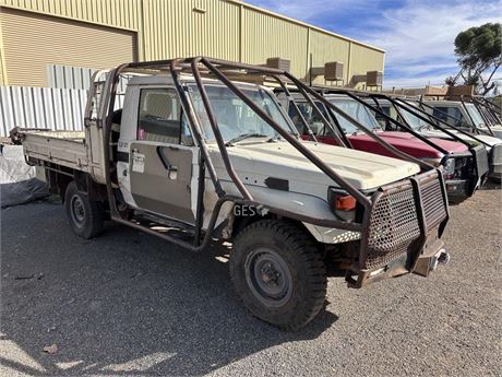 2002 Toyota Land Cruiser HZJ79R ute with full scrub kit significant panel damage