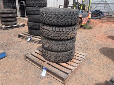 Cooper Discoverer S/T LT265/75R16 Tyres with approx. 60% tread remaining x 4