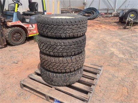 Cooper Discoverer S/T LT265/75R16 Tyres with approx. 60% tread remaining x 4