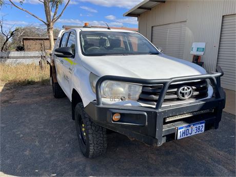 2016 Toyota Hilux 8 Gen dual cab tray back automatic