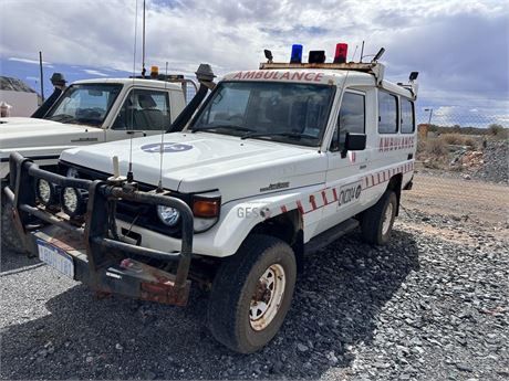 2002 Toyota HZJ78R Land Cruiser troop carrier Ambulance