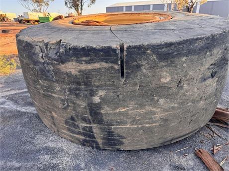 Goodyear 29.5-29 L-5S Slick tyre on rim used