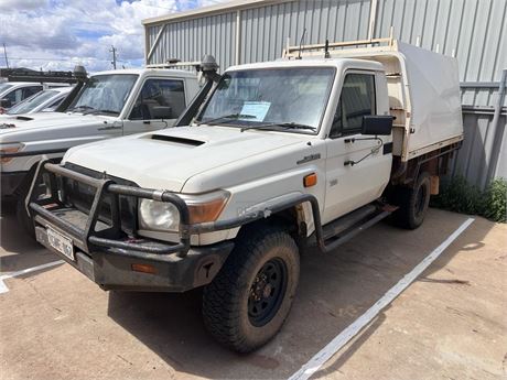 2013 Toyota Land Cruiser VDJ79R single cab with fully enclosed lockable canopy