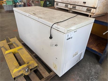Westinghouse 500 litre Chest Freezer WCM5000WE dented & scratched