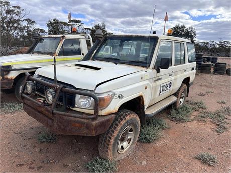 2011 Toyota VDJ76R Land Cruiser Wagon non running & rusted throughout