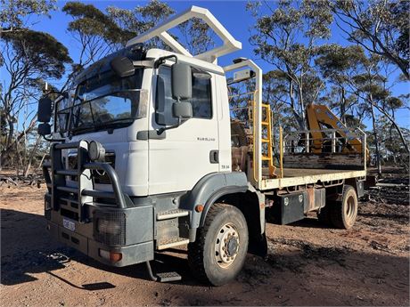 MAN TGM 18.340 4x4 BB Tray truck with Effer 100 crane