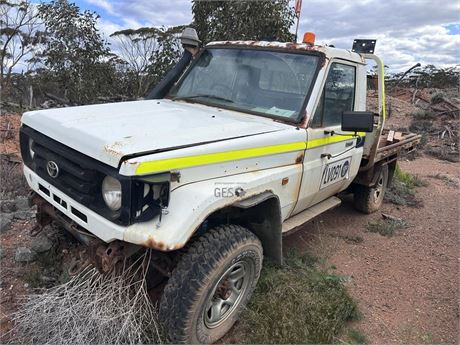 2004 Toyota HZJ79R Land Cruiser Ute wrecked & rusted throughout