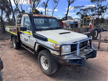 2010 Toyota VDJ79R Ute with rust in all panels and chassis