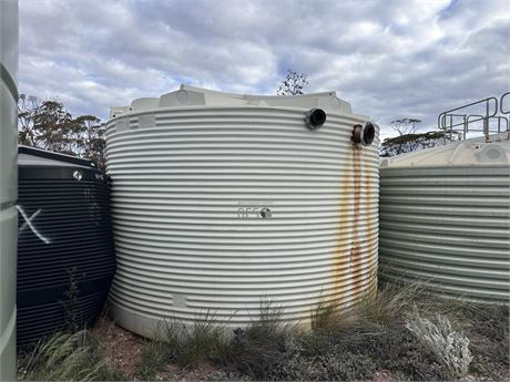 2014 Rapid Plastics 32 KL poly tank RT32000 with fittings Used