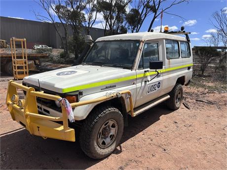 2004 Toyota HZJ78R wagon with rust in all panels