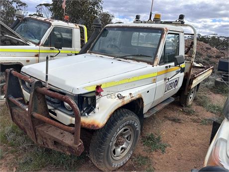 Toyota Land Cruiser Ute wrecked & rusted throughout