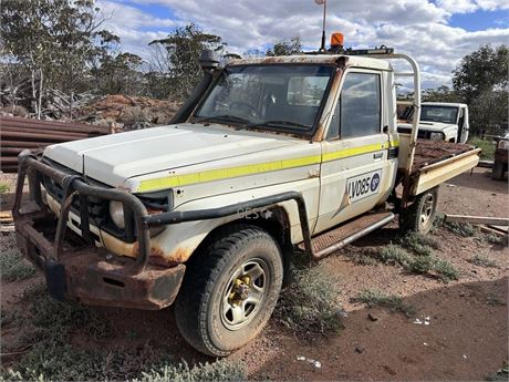 2006 Toyota HZJ79R Land Cruiser Ute wrecked & rusted throughout
