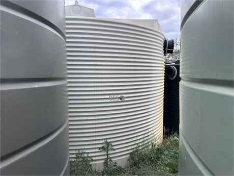 2014 Rapid Plastics 32 KL poly tank RT32000 with fittings Used