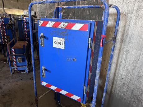 Fibre optic cable termination box